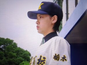野球のユニフォームを着てマウンドを見つめる池田朱那さん