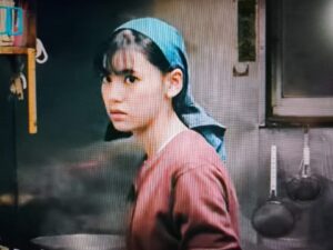 池田朱那さんは映画の中で実家のラーメン店を営む次女の役をしています。頭にバンダナを巻いています。