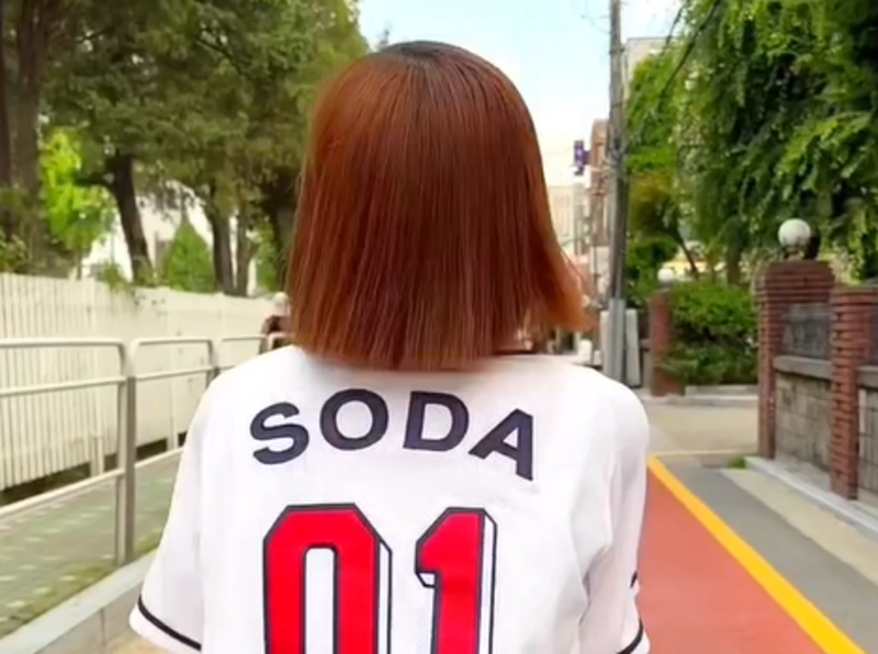 DJ SODAの髪型を後ろから見た画像です。髪色の発色が良くて綺麗です。