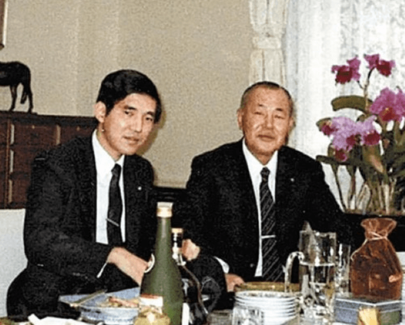 1983年に撮影された石破茂氏と田中角栄氏のツーショットです。