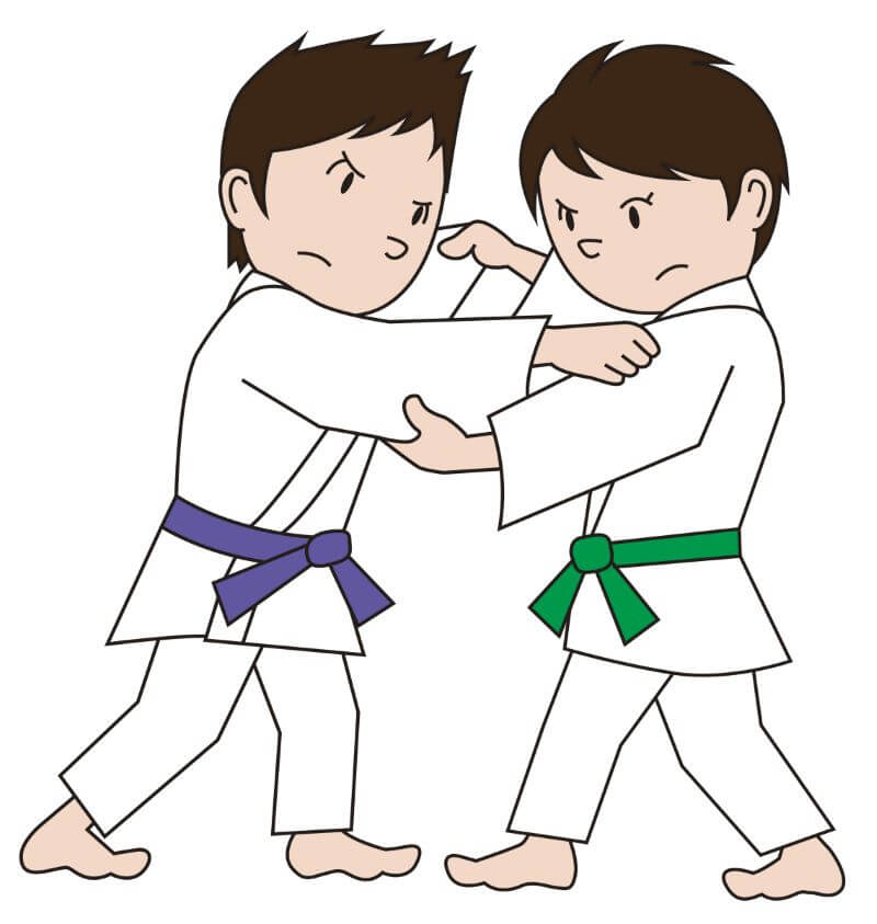 2人の少年が柔道で取っ組み合いをしています。