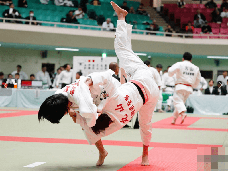 令和6年に日本武道館で行われた全国警察柔道大会の様子です。準決勝、警視庁の先鋒恒松菜菜子さんが福岡県警察・丸山さやかさんから内股でまず「技あり」をとった瞬間です。