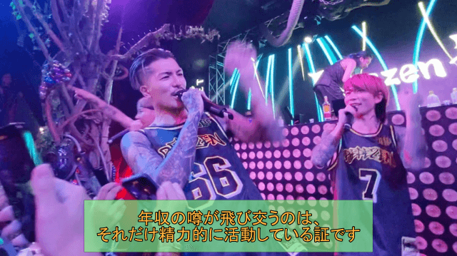 DJふぉいさんのライブの様子です。年収の噂が飛び交うのは、それだけ精力的に活動している証です。
